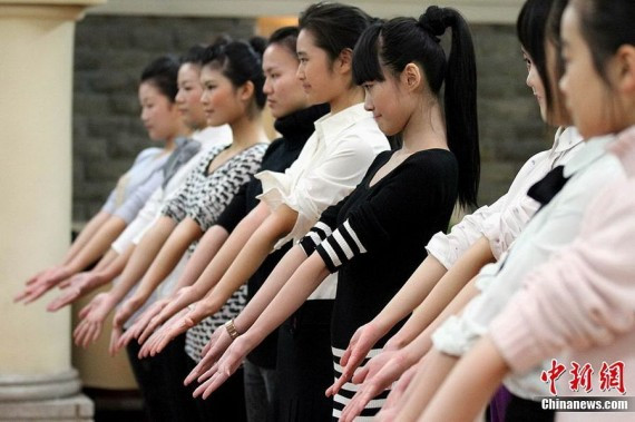 组图：实拍&ldquo;90后准空姐&rdquo;面试体检(多图)