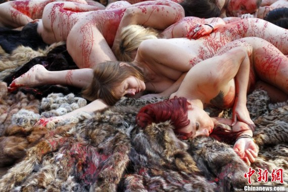 动物保护者裸身集会抗议皮草工业