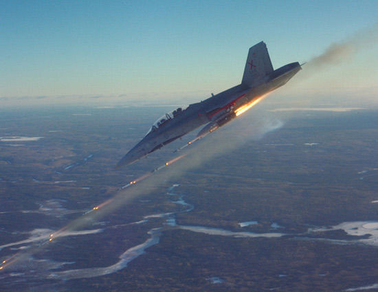 加拿大空军CF-18战机进行火箭弹对地攻击