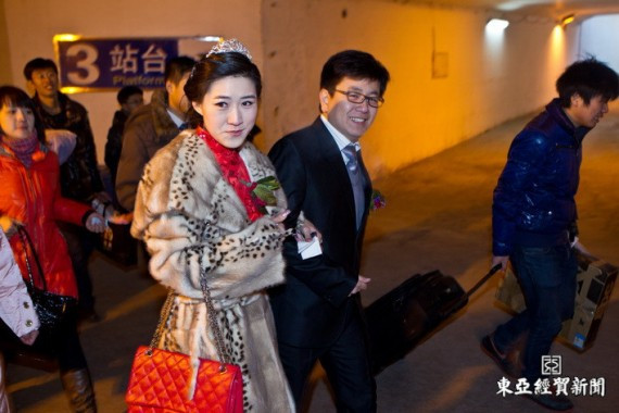 够热闹：吉林小伙乘动车组接媳妇 绝对的加长婚车(组图)