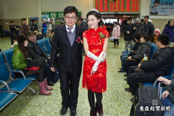 够热闹：吉林小伙乘动车组接媳妇 绝对的加长婚车(组图)