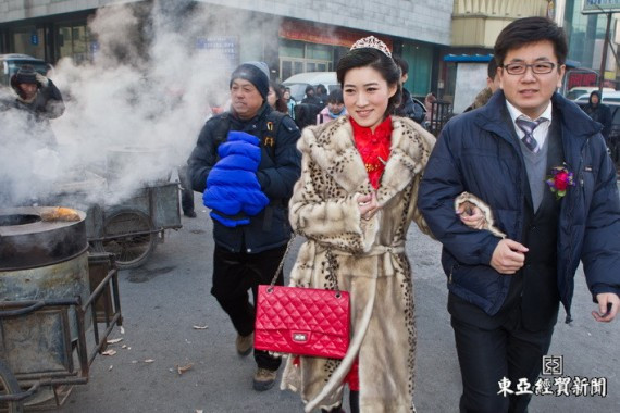 够热闹：吉林小伙乘动车组接媳妇 绝对的加长婚车(组图)