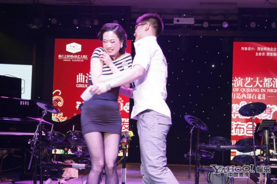 芙蓉姐姐回乡摆S造型 遭男粉丝熊抱自曝征婚(高清组图)