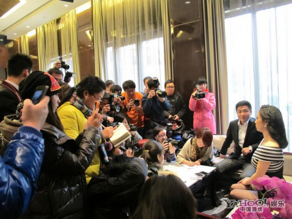 芙蓉姐姐回乡摆S造型 遭男粉丝熊抱自曝征婚(高清组图)