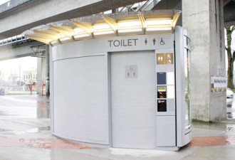 智能公厕方便被困 市府职员撬门救出
