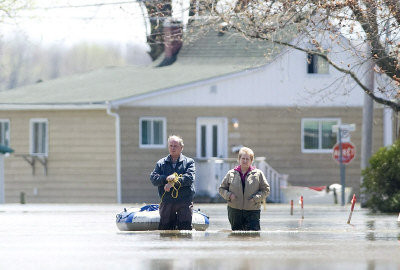 在2011年加拿大10大氣候事件中，水災和火災分別位居前兩名。圖為魁省Richelieu河流域今年5月發生的洪水災害。（加通社）