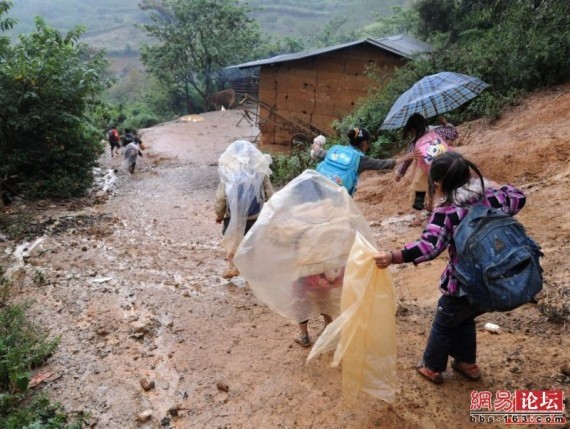 实拍山区里的这些穷苦孩子：谁能给他们个幸福童年(多图)