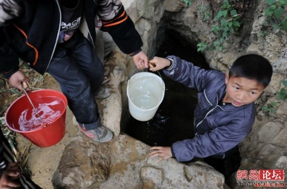 实拍山区里的这些穷苦孩子：谁能给他们个幸福童年(多图)