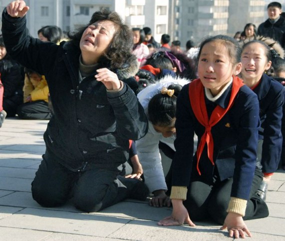 朝发布民众痛哭金正日照片 许多妇女和老人哭昏倒(高清)