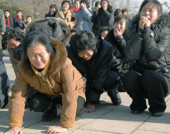 朝发布民众痛哭金正日照片 许多妇女和老人哭昏倒(高清)