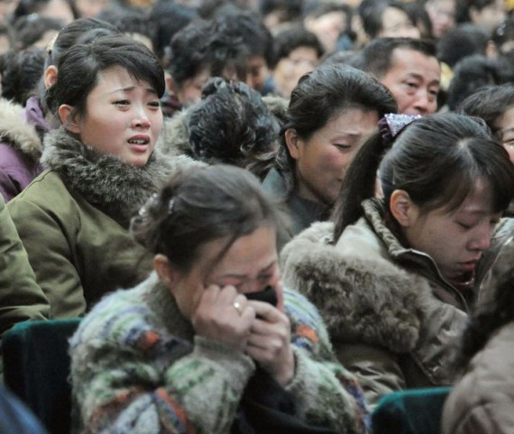 朝发布民众痛哭金正日照片 许多妇女和老人哭昏倒(高清)