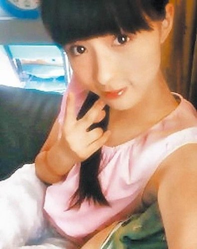 台湾艺人焦恩俊晒爱女近照 一对女儿亭亭玉立星范儿足(组图)