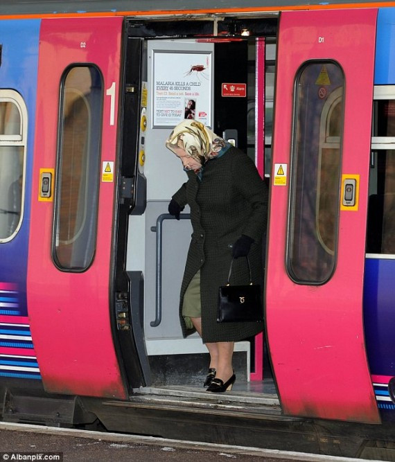 英国女王搭火车 一身寻常老太的打扮 乘客全吓一跳(组图)