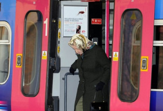 英国女王微服私访搭火车 乘客吓一跳
