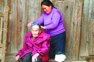 女子照顾亡夫前妻父母19年称这没有什么(组图)