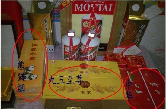 网曝一房产局长家中名烟成堆 茅台和五粮液成箱存放(组图)