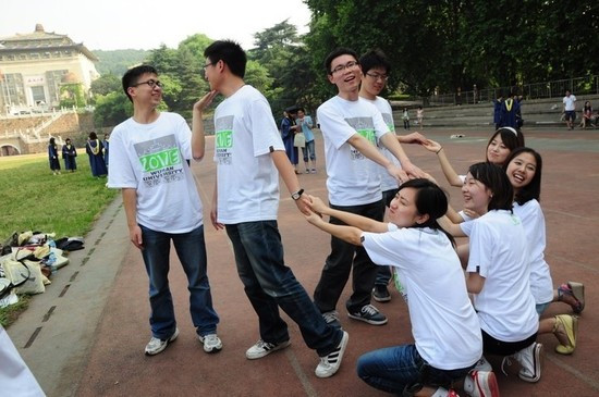 他们的寂寞成灾 记录那些疯狂的大学男女(高清组图)
