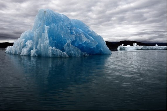 南北两极壮观冰山：气候变暖致巨大冰山崩裂坍塌(组图)