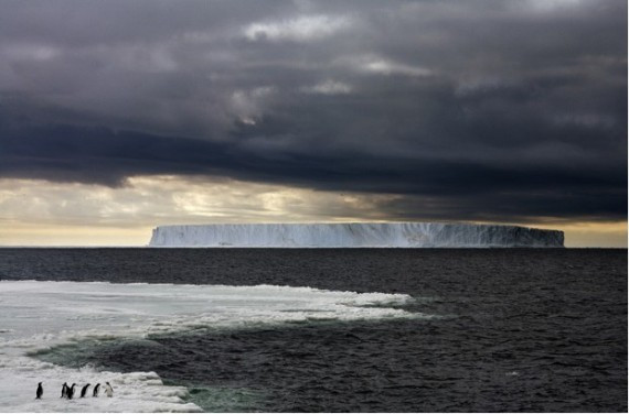南北两极壮观冰山：气候变暖致巨大冰山崩裂坍塌(组图)