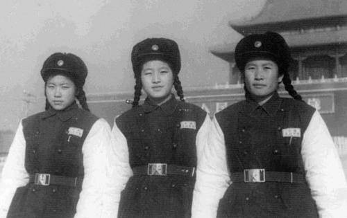 老照片：60年代北京天安门前中国最早的警花(组图)
