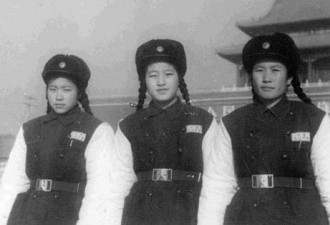 60年代北京天安门前中国最早的警花