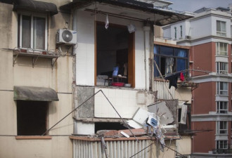 上海居民阳台整体坍塌 女住户坠楼亡