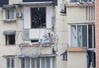 上海居民阳台整体坍塌 女住户坠楼亡