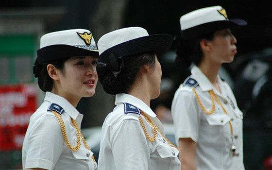 谁说女子不如男?街拍各国穿制服的美女(多图)