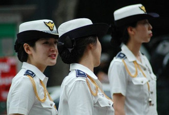 谁说女子不如男 街拍各国的制服美女