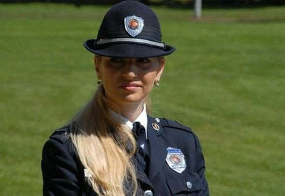 谁说女子不如男?街拍各国穿制服的美女(多图)