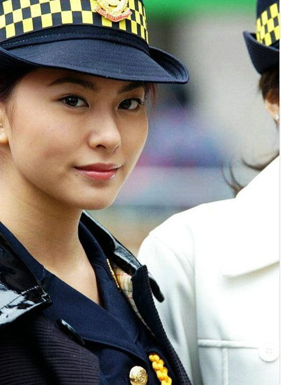 谁说女子不如男?街拍各国穿制服的美女(多图)