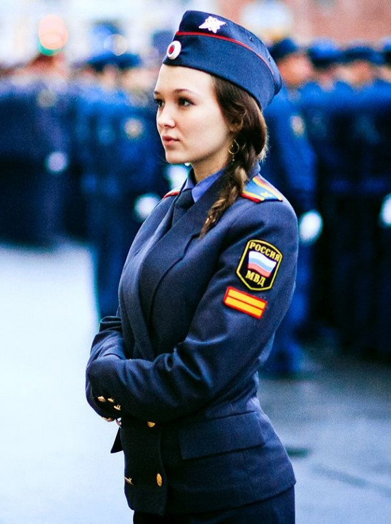 谁说女子不如男?街拍各国穿制服的美女(多图)