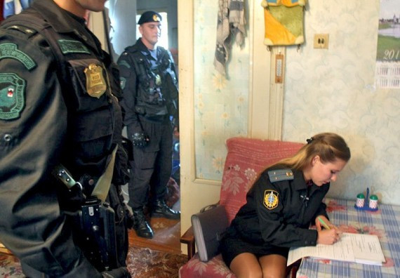 谁说女子不如男?街拍各国穿制服的美女(多图)