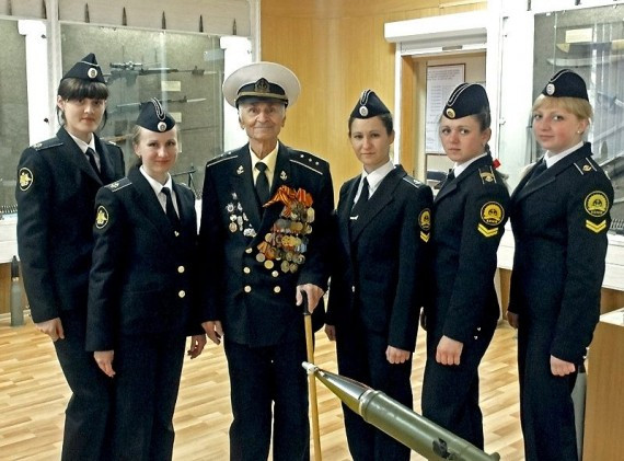 谁说女子不如男?街拍各国穿制服的美女(多图)