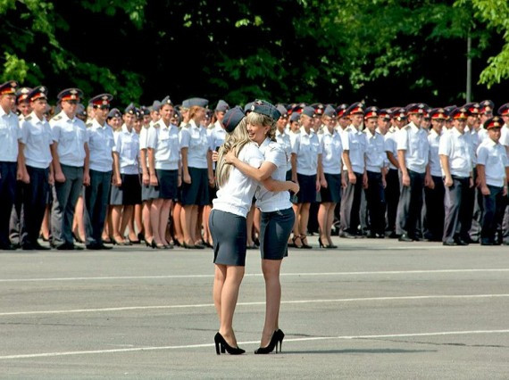 谁说女子不如男?街拍各国穿制服的美女(多图)