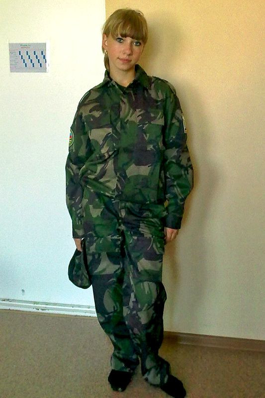 谁说女子不如男?街拍各国穿制服的美女(多图)