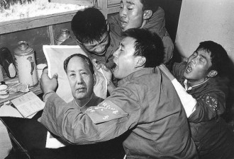 何曾相似 中国人也为红太阳哭倒一片