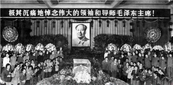 历史如此相似：1976年的中国人也为“红太阳”哭倒一片