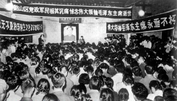 历史如此相似：1976年的中国人也为“红太阳”哭倒一片