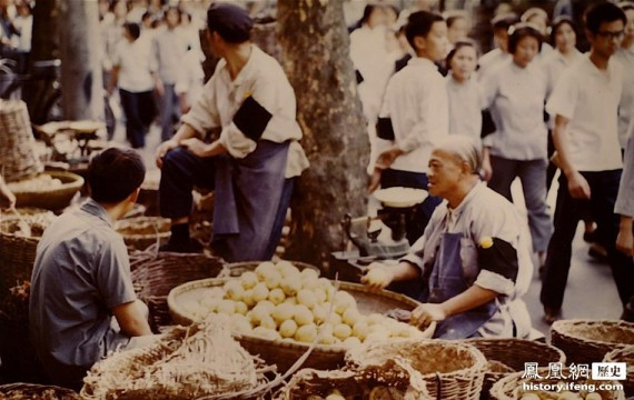 历史如此相似：1976年的中国人也为“红太阳”哭倒一片