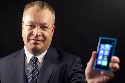 埃洛普展示諾基亞Lumia 800芒果機。（彭博資訊社） 