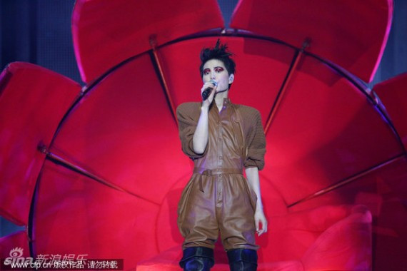 王菲成都开唱红裙显霸气 不返场 只道四声谢谢(组图)