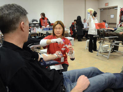 設於Markham-Stouffville醫院的流動血站內，一名捐血者正在抽血。(取材自yorkregion.com) 