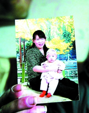 王明出示女友和女儿的照片,希望她们能够回来。