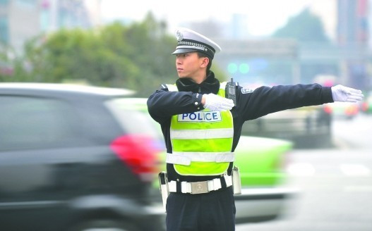 “拉丁交警”指挥交通如跳舞网络蹿红(图)