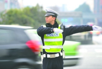 交警指挥交通好似跳拉丁舞网络蹿红