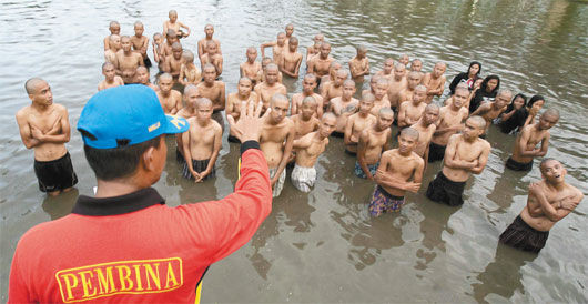 被捕的庞克族13日接受感化课程，包括在湖中洗涤心灵。