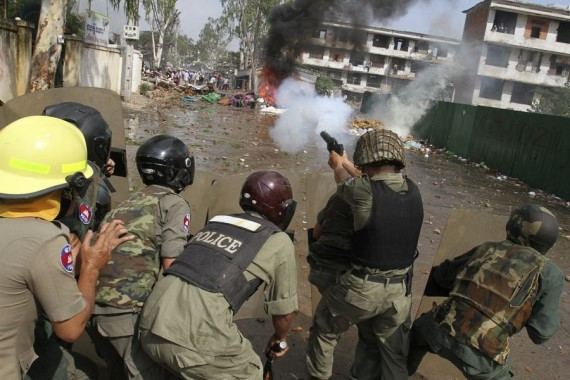 柬埔寨首都强拆比中国更凶猛 警民对抗 连枪都用上了(组图)