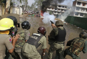 柬埔寨强拆比中国猛 警察连枪都用上
