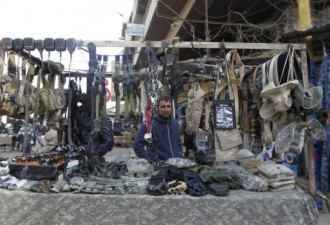 伊拉克商贩摆摊叫卖美军遗留的装备